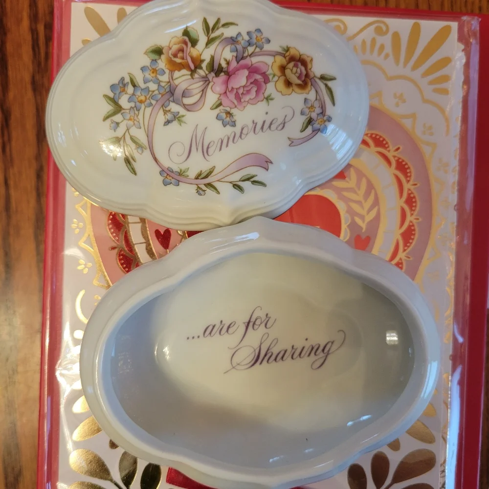 1983 Avon Memories Trinket Box w/ 